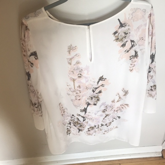 Blouse with small flowers designs. - Picture 6 of 6